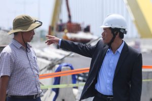 Bất ngờ dàn ‘lọng vàng cung đình’ trên cây cầu Nguyễn Hoàng trăm tỉ ở Huế