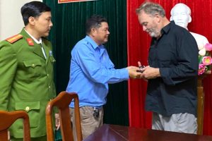 Nhặt được ví, tài xế xích lô tìm trả lại du khách nước ngoài